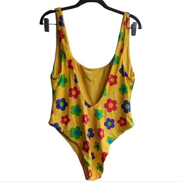 We Wore What Retro Scoop Neck One Piece Swimsuit - Picture 2 of 8